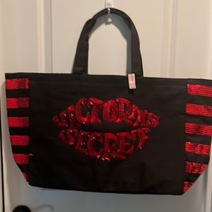 Victoria’s Secrets black tote never used